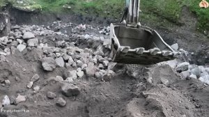 Строительство, экскаватор копает песок