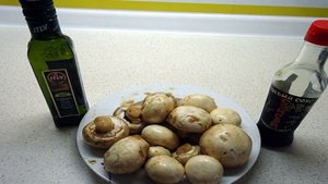 Канапе с грибами на шпажках