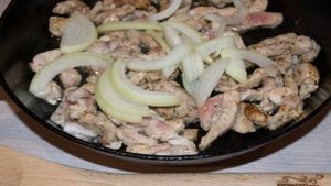 Мясо под сливочным соусом