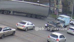 Женщина попала под колёса грузовика
