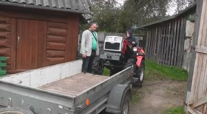 Внук Даня заезжает на прицеп и в гараж.
