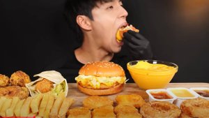 🔥🍲 Мукбанг и Mukbang : ВЕСЬ ФАСТ-ФУД МИРА! 🍔 Бургер, картошка, наггетсы, луковые кольца...
