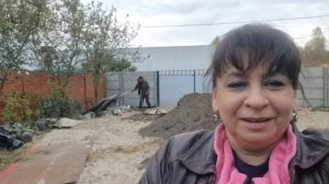 Встречаю мужа. Готовлю суп с копченостями. Обрезаю виноград. Переносим дом.