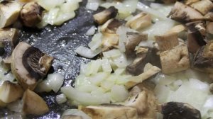 Картошка, тушенная с шампиньонами в сметане