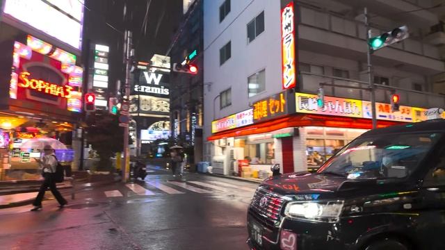 Прогулка под дождём в Синдзюку, Токио, Япония (10.07.2025) смотреть онлайн