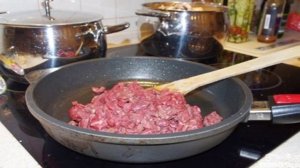 Картошка, тушенная с мясом и грибами