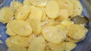 Картошка в духовке со сливками и сыром