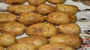 Картошка в фольге на углях