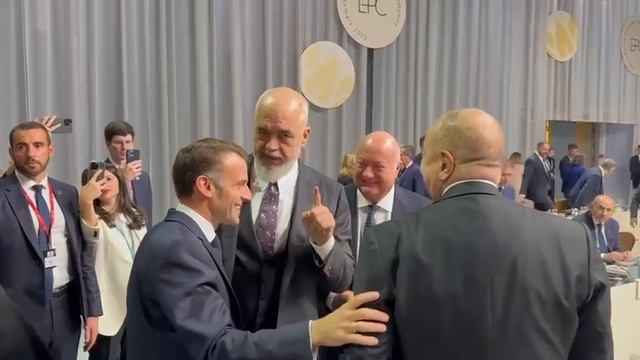 Макрон дал пощечину премьер-министру Албании за шутку смотреть онлайн