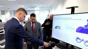 Главе РЖД показали образцы созданных деталей поезда для высокоскоростной железнодорожной магистрали.