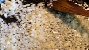 Курица с ананасами на сковороде