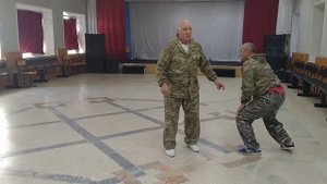 Выведение из равновесия одной рукой