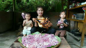 Готовлю клейкий рис пяти цветов для продажи на рынке, курицу-гриль для моего маленького сына.Вьетнам