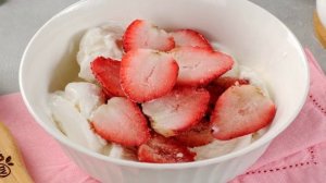 Коктейль из мороженого и клубники