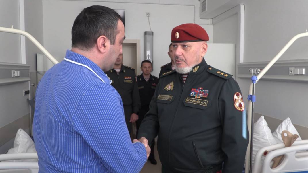 Замдиректора Росгвардии Воробьев вручил награды раненным на СВО бойцам