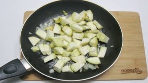 Курица с баклажанами и помидорами на сковороде