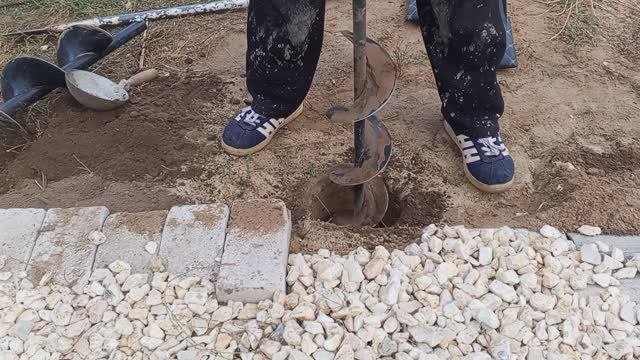Снимал бурение лунки мотобуром на видео .