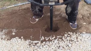 Снимал бурение лунки мотобуром на видео .