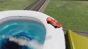 Молния и супер машинки сбегают из тюрьмы через Гигантскую яму с унитазом BeamNG Drive