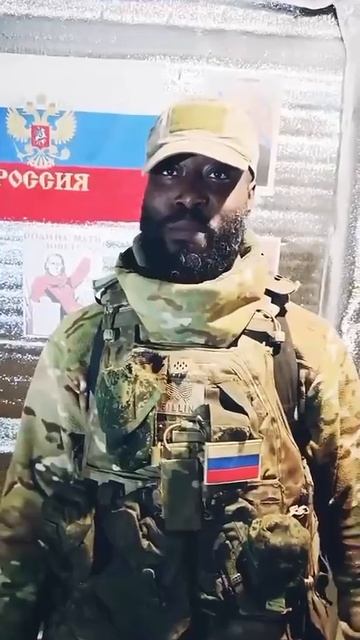 Нигериец с русской душой бьёт нацистов в зоне СВО
В 2009 году Ойеволе Джюд Пелуми переехал смотреть онлайн