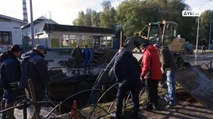 Разрыв старой чугунной трубы в районе улицы Энтузиастов в Дубне 1 октября 2025 года