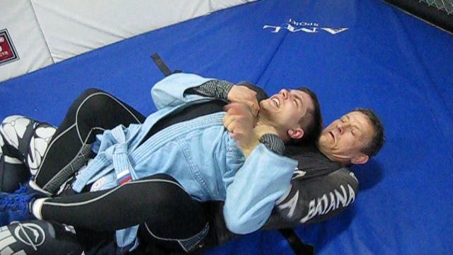 2017 год. Выход на удушение со спины через контроль ногой руки соперника.