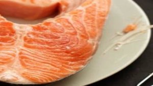 Лосось с соусом из авокадо