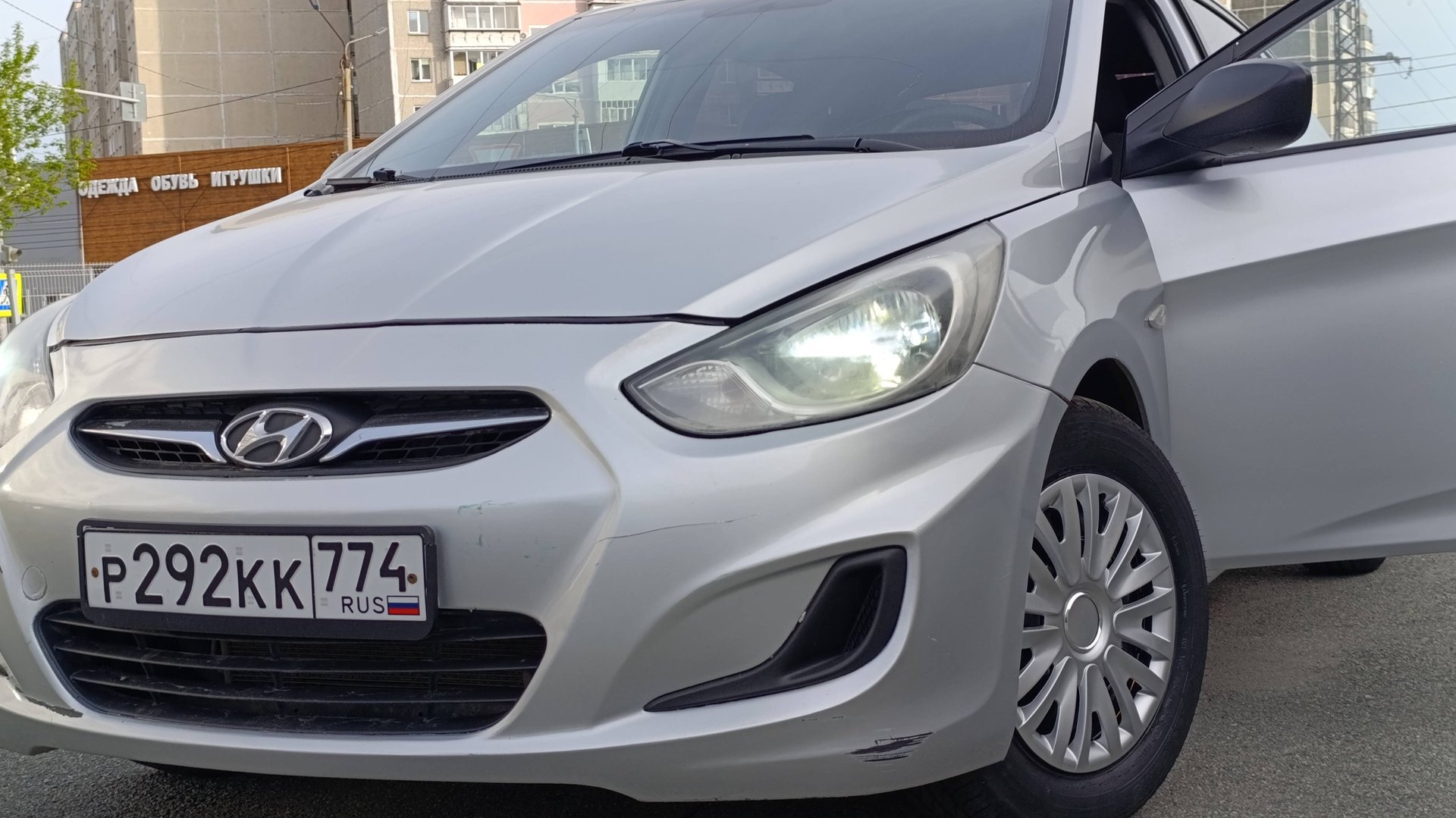 Обзор автомобиля HYUNDAI SOLARIS год 2013 смотреть онлайн