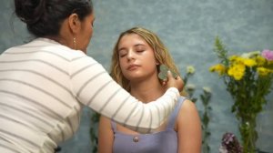 Susurros y masaje ASMR de Doña Esperanza juego de cabello y limpia energética pa dormir y relajarse