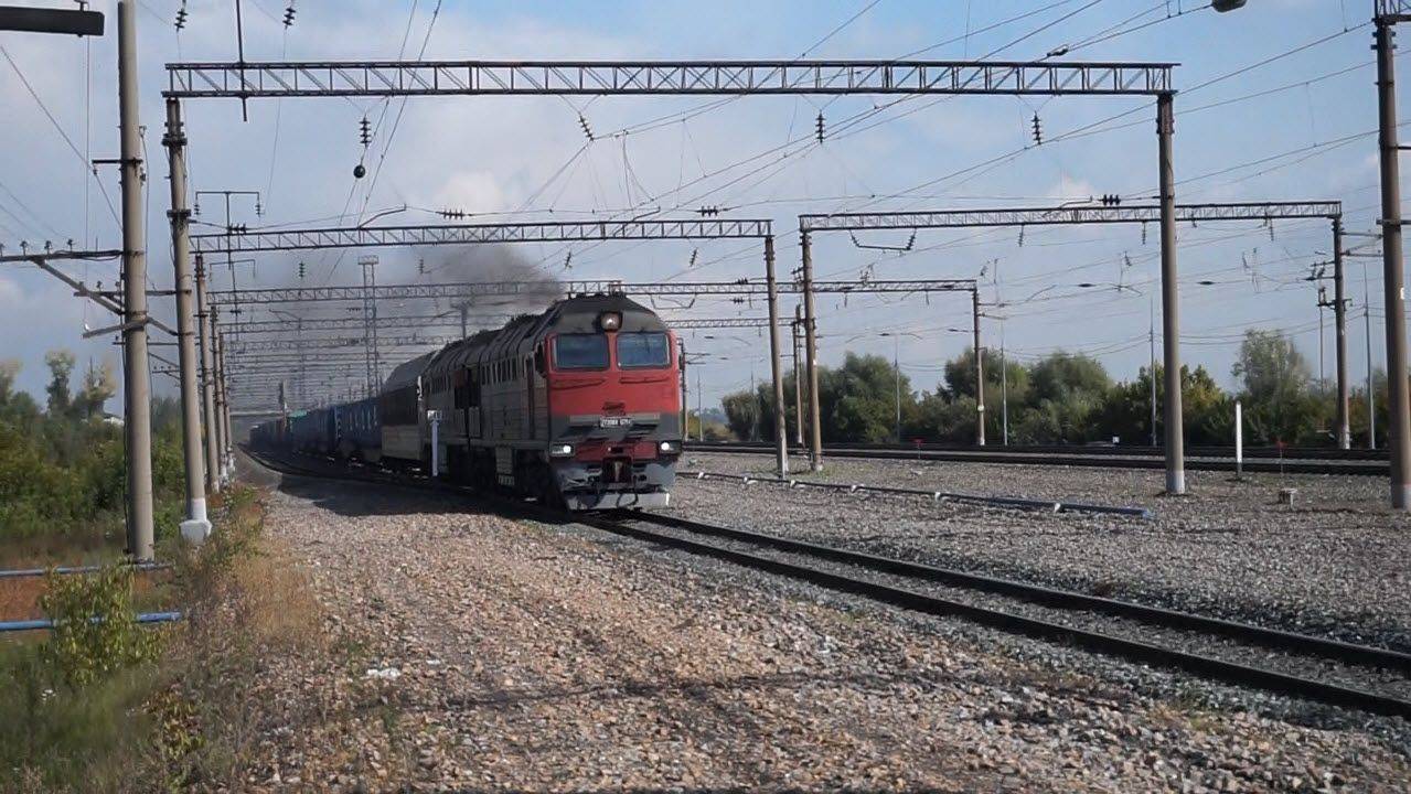 Тепловоз 2ТЭ116У-0284 берёт разбег на подъём.