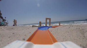 Съезжаем с горки на пляже