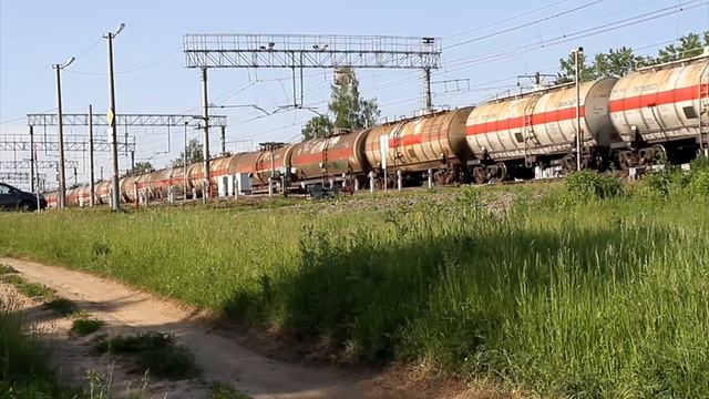электровоз вл11м пролетает с грузовым поездом через переезд смотреть онлайн