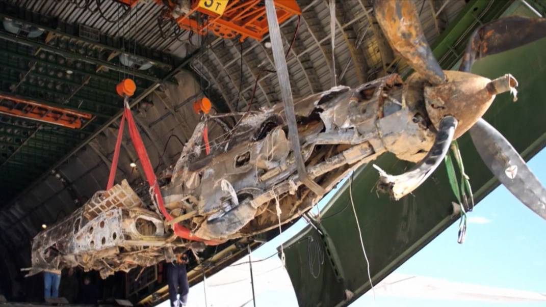 Поднятый со дна озера на Камчатке самолет Kingcobra доставили в Москву