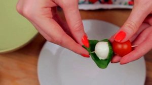 Канапе с черри и моцареллой