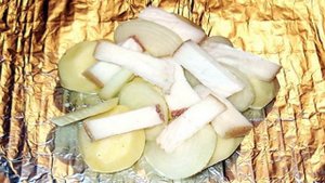 Картошка с салом в духовке в фольге