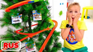 Дети играют и украшают ёлку! Видео от Влада и Ники!