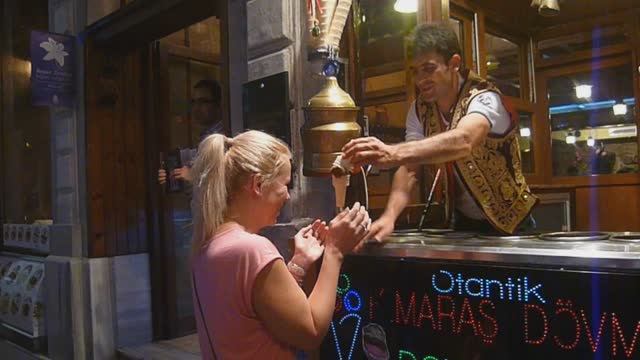 Стамбул, улица Истикляль. Шоу - покупка мороженого.