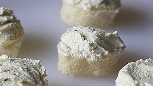 Канапе на шпажках с салями