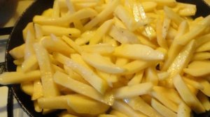 Картошка с луком на сковороде