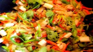 Курица с фунчозой и овощами