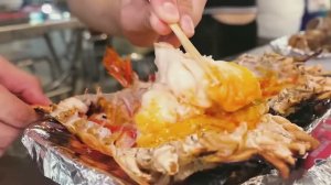 Гигантские креветки на гриле и вареные осьминоги. Тайская уличная еда.