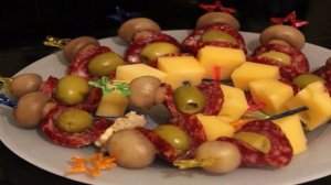 Канапе с колбасой и сыром