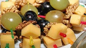 Канапе с сыром и виноградом