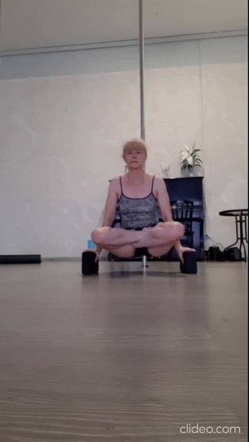 На руках и в позе Лотоса (из серии "ПОТОМУ ЧТО МОГУ!..")