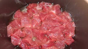 Картошка со свининой и грибами в мультиварке