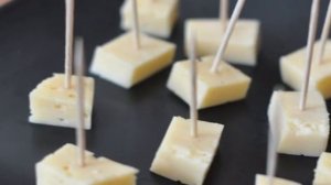 Канапе с сыром и оливками