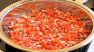 Каннеллони с беконом под томатным соусом