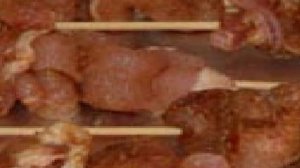 Канапе из свинины с соусом из арахиса