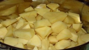 Картошка с курицей, тушеная в кастрюле