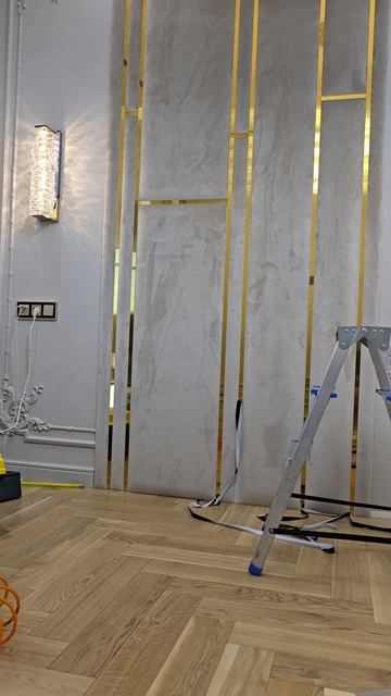 Серые панели с золотыми вставками смотреть онлайн